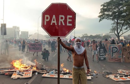 Manifestante durante ato contra a PEC do Teto em Brasília.