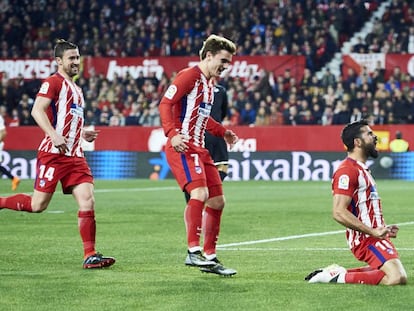 Diego Costa celebra su gol ante el Sevilla mientras Griezmann y Gabi acuden a felcitarle