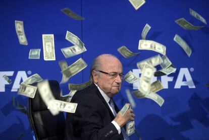 Un comediante brit&aacute;nico lanz&oacute; en julio billetes sobre Sepp Blatte, presidente de la FIFA para protestar por la corrupci&oacute;n en la entidad.
