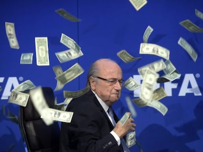 Um comediante britânico lançou em julho bilhetes sobre Sepp Blatte, presidente da FIFA para protestar pela corrução na entidade.