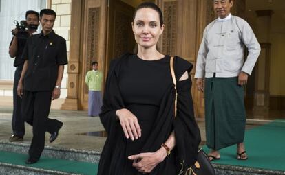 Angelina Jolie en el parlamento de Birmania en el primer día de visita.