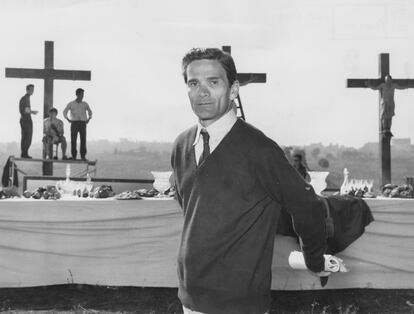 Pasolini frente a una escena de 'El evangelio según San Mateo', en torno a 1962. 