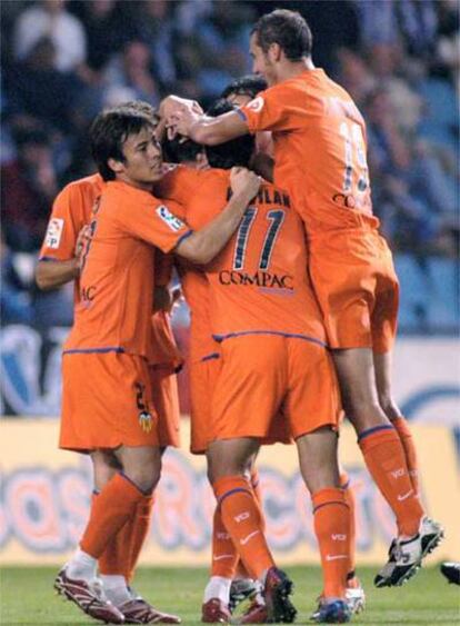 Los jugadores del Valencia celebran un gol