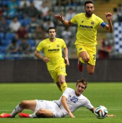 Baurzhan Dzolchiyev del Astana y Bruno Soriano del Villarreal.