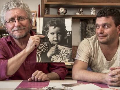 Fernando Cabrera y su hijo Fernando De Meersman con una foto que el padre conservaba en la cárcel.