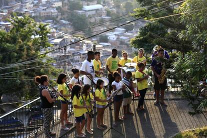 Miembros de la banda Favela Brass ensayan en la favela Pereira da Silva en Río de Janeiro.