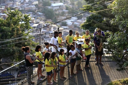 Miembros de la banda Favela Brass ensayan en la favela Pereira da Silva en Río de Janeiro.