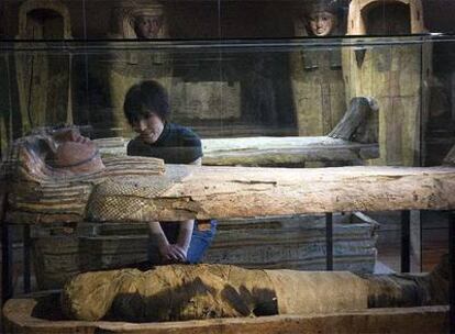 El museo expone desde hoy en primicia mundial una muestra con 28 sarcófagos y una momia de 2.700 años de antigüedad pertenecientes a cinco generaciones de sacerdotes-jardineros del templo de Amón.