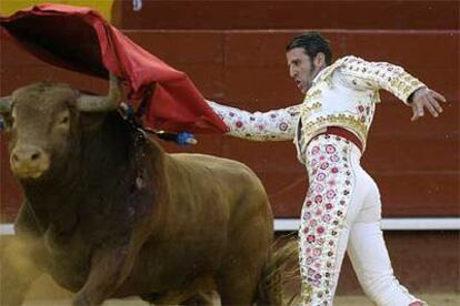 Juan José Padilla, en la foto en un pase de pecho al quinto de la tarde, se salvó de la quema.