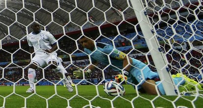 Valladares, en el momento del segundo gol franc&eacute;s. 