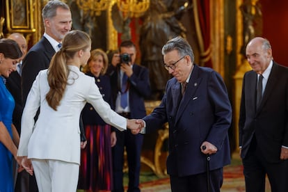 La princesa Leonor saluda a dos de los padres de la Constitución, Miguel Herrero de Miñón y Miquel Roca. 