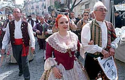 Olvido Gara, Alaska, la que fuera reina de la <i>movida</i>, en el acto en el que fue nombrada fallera de honor de Na Jordana.
