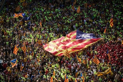 Una enorme bandera estelada es llevada por los manifestantes.