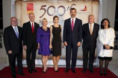 El Príncipe Felipe y la Princesa Letizia, acompañados por el Gobernador de Florida, Rick Scott (2i), el Ministro de Exteriores, Jose Manuel Garcia Margallo (2d) y la Consul de España en Florida, Cristina Barriosa (d), a su llegada a Freedon Tower de Miami, donde se celebra la cena en apoyo a la "Fundación España-Florida", acto incluido en la visita oficial que los Príncipes realizan por Estado Unidos.
