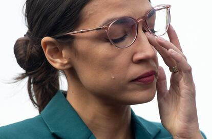 La representante demócrata de Nueva York, Alexandria Ocasio-Cortez, derrama unas lágrimas durante una conferencia de prensa pidiendo al Congreso que recorte los fondos que se usan para luchar contra la inmigración irregular.