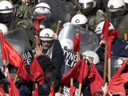 Estudiantes y maestros frente a un cordón policial durante una protesta a las puertas del Parlamento griego, en Atenas, con motivo de una nueva legislación que afecta a los nombramientos de educadores para la escuela pública.