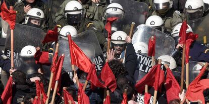 Estudiantes y maestros frente a un cordón policial durante una protesta a las puertas del Parlamento griego, en Atenas, con motivo de una nueva legislación que afecta a los nombramientos de educadores para la escuela pública.