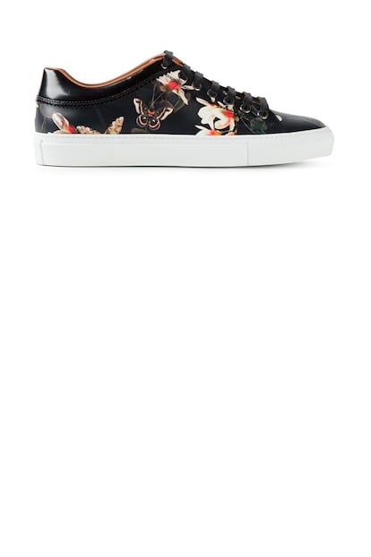 Mariposas y flores de colores sobre fondo negro. Las firma Givenchy (c.p.v.)