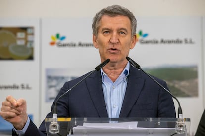 El presidente del Partido Popular, Alberto Núñez Feijóo, durante su comparecencia ante los medios de comunicación, en su visita este martes en Librilla (Murcia).