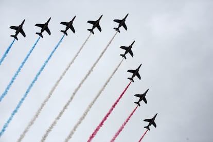 El grupo de la patrulla acrobática durante su exhibición en los Campos Elíseos, este domingo.