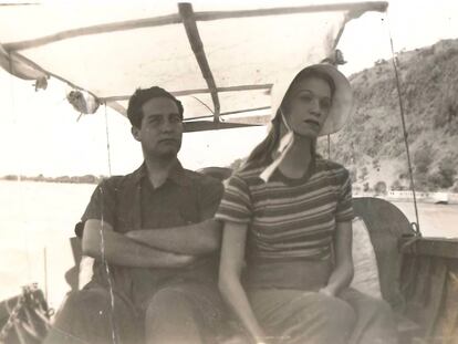 Octavio Paz y Elena Garro durante un paseo en el lago de Chapala, Jalisco, en 1938.