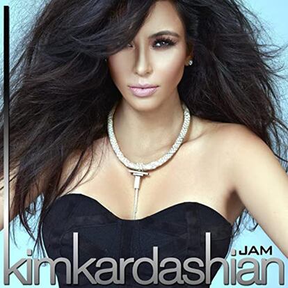 Jam (Turn it up) – Este es el título de la primera –y última– canción que Kim Kardashian se atrevió a publicar para lanzar una carrera como cantante que murió antes incluso de su despegue. Ni el autotune pudo disimular las escasas aptitudes vocales de la influencer, cuyo sonido fue descrito por Vulture “como si procediera de un bebé que está muy aburrido o muy drogado”. La propia Kim lo califica como el mayor error de su carrera profesional, incluso por encima de su no menos trágica intentona como actriz de Hollywood en películas como Disaster Movie.