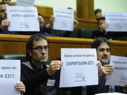 Parlamentarios de EH Bildu exhiben en el Parlamento carteles contra la dispersión.