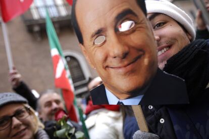 Concentración en apoyo a Silvio Berlusconi frenta a su residencia en Roma, 27 de noviembre de 2013.