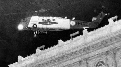 El helic&oacute;ptero que traslada a Isabelita Per&oacute;n tras el golpe militar despega desde el helipuerto de la Casa Rosada, el 24 de marzo de 1976.