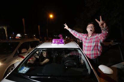 Un taxista simpatizante de Unidas Podemos frente a la sede del partido.