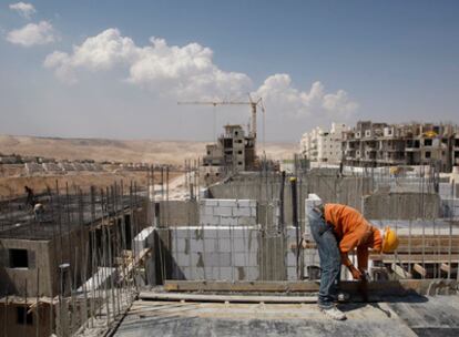 Un obrero trabaja en una construcción en el asentamiento judío de Maale Adumin, en Cisjordania, el 26 de agosto de 2008