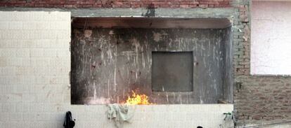 Llamas frente a una casa del poblado de Zawyat Abu Muslam, en Egipto.