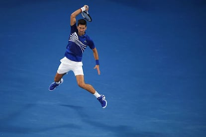 Djokovic, en suspensión, devuelve la pelota contra Pouille.