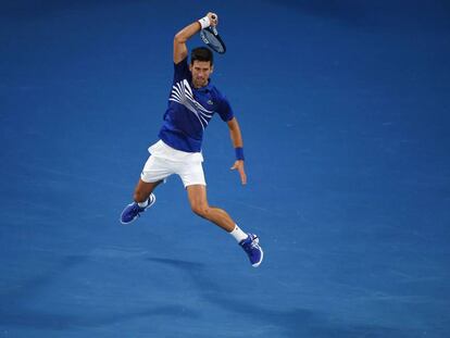 Djokovic, en suspensión, devuelve la pelota contra Pouille.