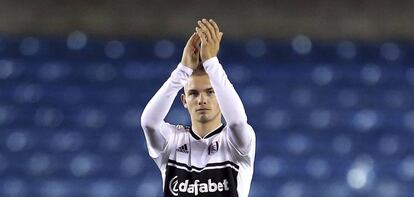 Elliott aplaude a la afición tras su estreno con el Fulham.