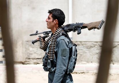 Un policía afgano hace guardia durante un enfrentamiento contra insurgentes en Kabul (Afganistán).