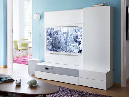 Mobiliario que integra en una sola pieza, televisión, equipo de sonido y mueble, de Ikea.