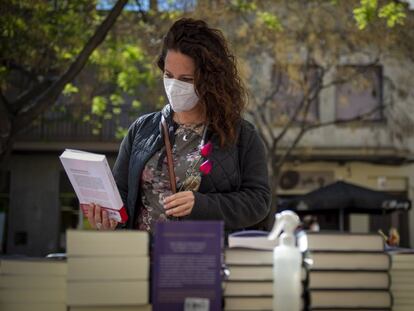 Una joven en un puesto de libros en el barrio de San Andreu de Barcelona.