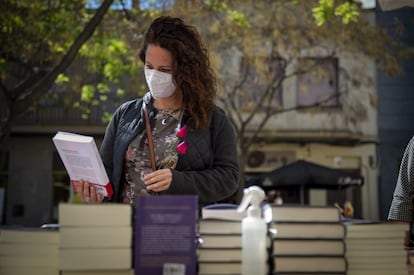 Una joven en un puesto de libros en el barrio de San Andreu de Barcelona.