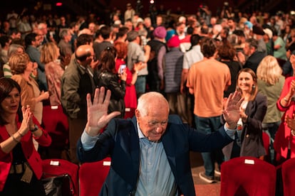 El candidato de ERC a la alcaldía de Barcelona, Ernest Margall, aplaude durante el acto de cierre de campaña, en la sala La Paloma de Barcelona.