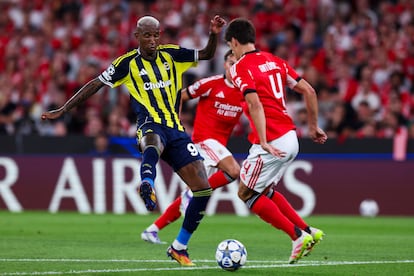 Antonio Silva, del Benfica, ante Talisca, del Fenerbahce. Los portugueses eliminaron al equipo de Mourinho en la Champions. 