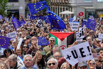 Banderas de Europa y de palestina son portadas por los manifestantes.