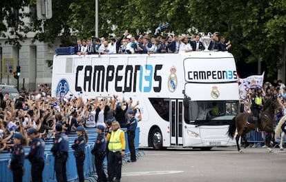 El autobús del Real Madrid durante el recorrido por las calles de Madrid para festejar la victoria en la Copa de Europa.