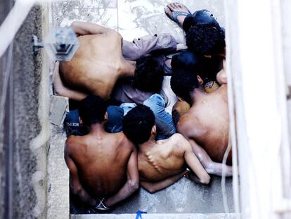 Cinco detenidos, fotografiados en un patio del barrio de Garden City, El Cairo, cuando estaban siendo torturados por la policía militar a plena luz del día, el 10 de marzo de 2011.
