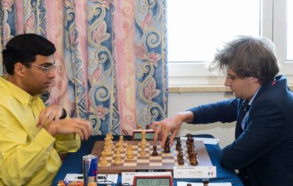 Viswanathan Anand, a la izquierda, ayer durante su partida con el francés Adrien Demuth, quien le derrotó en la 5ª ronda de Gibraltar