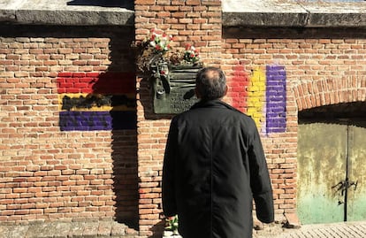 El secretario General del partido comunista, Enrique Santiago mirando el muro del osario republicano