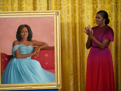 Former US firsdt lady Michelle Obama applauds next to her official White House portrait after it was unveiled in the East Room of the White House in Washington, DC on September 7, 2022. (Photo by Mandel NGAN / AFP)
