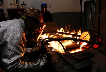 Un empleado moldea oro líquido en lingotes puros al 99,99% en la planta de metales no ferrosos Krastsvetmet, en Krasnoyarsk (Rusia).