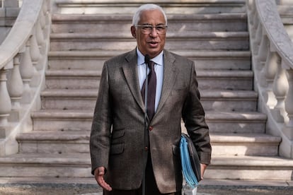 António Costa atiende a la prensa en el palacio de Sao Bento, antes de iniciar una ronda de entrevistas para preparar la nueva legislatura.