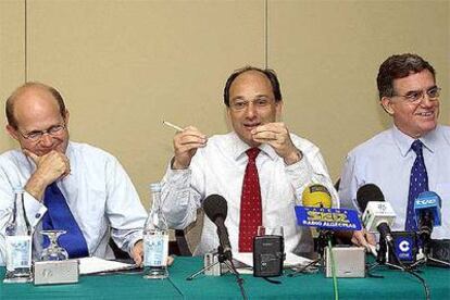 Daminir Chilloott (Reino Unido), Peter Caruana (Gibraltar) y José Pons (España), ayer en Faro.